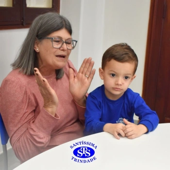 Crianças do Infantil 1, 2 e 3 vivem momentos especiais cheios de carinho com avós