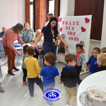 Crianças do Infantil 1, 2 e 3 vivem momentos especiais cheios de carinho com avós