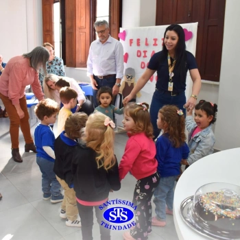 Crianças do Infantil 1, 2 e 3 vivem momentos especiais cheios de carinho com avós