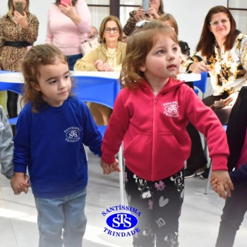 Crianças do Infantil 1, 2 e 3 vivem momentos especiais cheios de carinho com avós