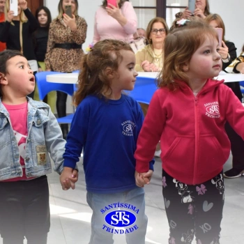 Crianças do Infantil 1, 2 e 3 vivem momentos especiais cheios de carinho com avós