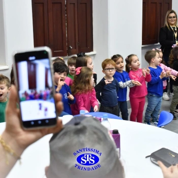 Crianças do Infantil 1, 2 e 3 vivem momentos especiais cheios de carinho com avós