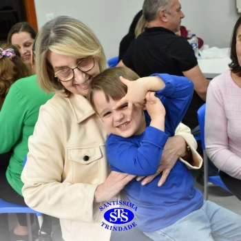 Crianças do Infantil 1, 2 e 3 vivem momentos especiais cheios de carinho com avós