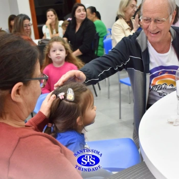 Crianças do Infantil 1, 2 e 3 vivem momentos especiais cheios de carinho com avós