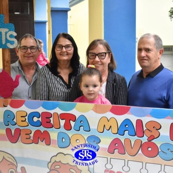 Crianças do Infantil 1, 2 e 3 vivem momentos especiais cheios de carinho com avós