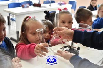 Pequenos cientistas participam de aula no Laboratório de Ciências | Inf. 4