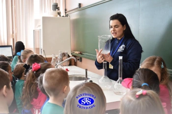 Pequenos cientistas participam de aula no Laboratório de Ciências | Inf. 4