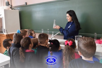 Pequenos cientistas participam de aula no Laboratório de Ciências | Inf. 4