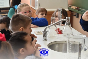 Pequenos cientistas participam de aula no Laboratório de Ciências | Inf. 4