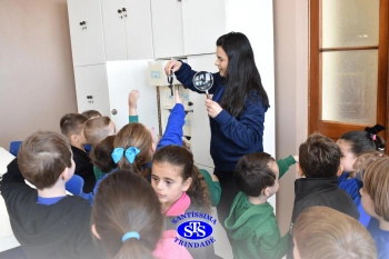 Pequenos cientistas participam de aula no Laboratório de Ciências | Inf. 4