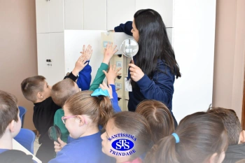 Pequenos cientistas participam de aula no Laboratório de Ciências | Inf. 4