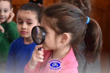 Pequenos cientistas participam de aula no Laboratório de Ciências | Inf. 4