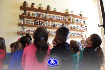 Pequenos cientistas participam de aula no Laboratório de Ciências | Inf. 4