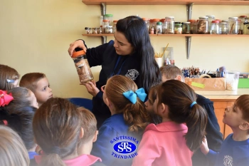 Pequenos cientistas participam de aula no Laboratório de Ciências | Inf. 4