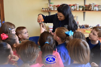 Pequenos cientistas participam de aula no Laboratório de Ciências | Inf. 4