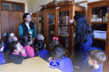 Pequenos cientistas participam de aula no Laboratório de Ciências | Inf. 4