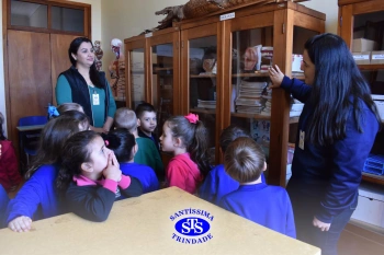 Pequenos cientistas participam de aula no Laboratório de Ciências | Inf. 4