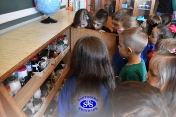 Pequenos cientistas participam de aula no Laboratório de Ciências | Inf. 4
