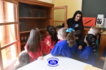 Pequenos cientistas participam de aula no Laboratório de Ciências | Inf. 4