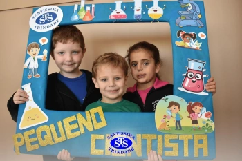 Pequenos cientistas participam de aula no Laboratório de Ciências | Inf. 4