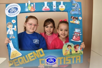 Pequenos cientistas participam de aula no Laboratório de Ciências | Inf. 4