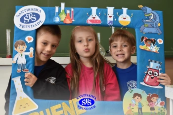 Pequenos cientistas participam de aula no Laboratório de Ciências | Inf. 4