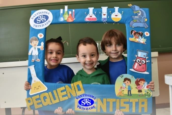 Pequenos cientistas participam de aula no Laboratório de Ciências | Inf. 4