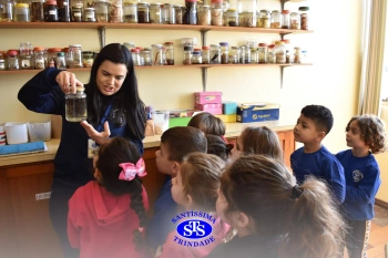 Pequenos cientistas participam de aula no Laboratório de Ciências | Inf. 4