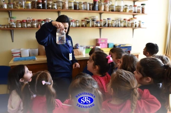 Pequenos cientistas participam de aula no Laboratório de Ciências | Inf. 4