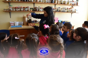 Pequenos cientistas participam de aula no Laboratório de Ciências | Inf. 4
