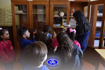 Pequenos cientistas participam de aula no Laboratório de Ciências | Inf. 4
