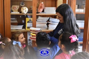 Pequenos cientistas participam de aula no Laboratório de Ciências | Inf. 4