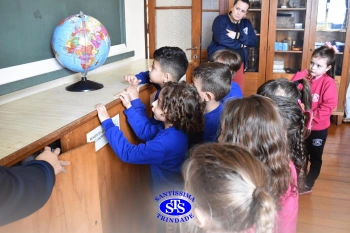 Pequenos cientistas participam de aula no Laboratório de Ciências | Inf. 4