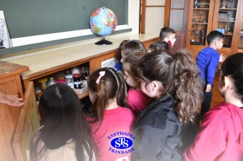 Pequenos cientistas participam de aula no Laboratório de Ciências | Inf. 4