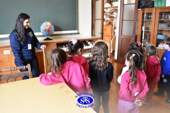 Pequenos cientistas participam de aula no Laboratório de Ciências | Inf. 4