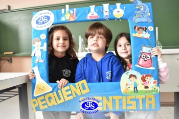Pequenos cientistas participam de aula no Laboratório de Ciências | Inf. 4