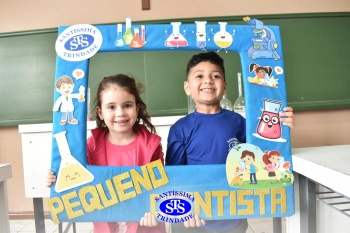 Pequenos cientistas participam de aula no Laboratório de Ciências | Inf. 4