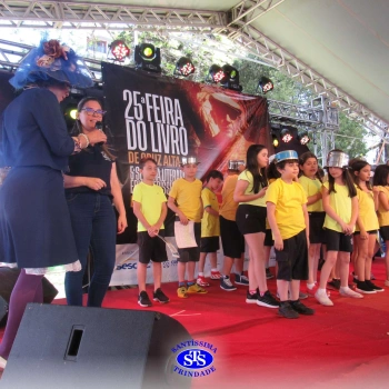 Alunos do 3º ano na 25ª Feira do Livro de Cruz Alta 