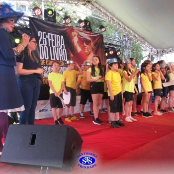 Alunos do 3º ano na 25ª Feira do Livro de Cruz Alta 