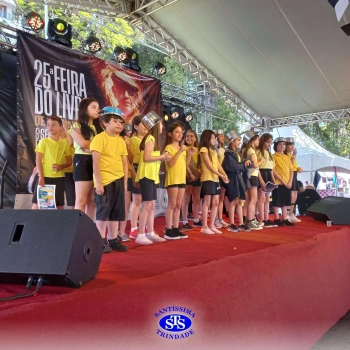 Alunos do 3º ano na 25ª Feira do Livro de Cruz Alta 