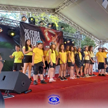 Alunos do 3º ano na 25ª Feira do Livro de Cruz Alta 