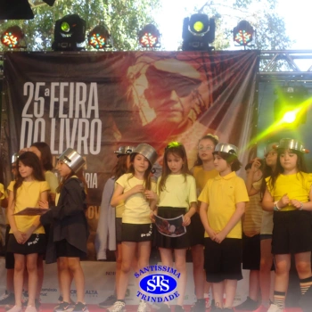 Alunos do 3º ano na 25ª Feira do Livro de Cruz Alta 