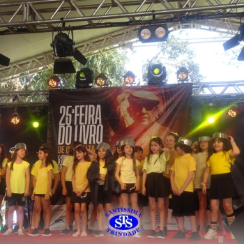 Alunos do 3º ano na 25ª Feira do Livro de Cruz Alta 