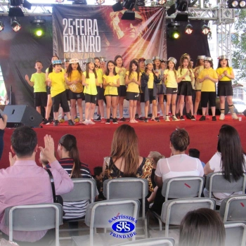 Alunos do 3º ano na 25ª Feira do Livro de Cruz Alta 