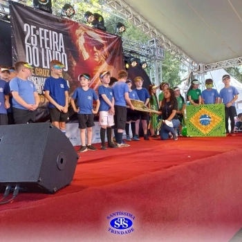 Alunos do 3º ano na 25ª Feira do Livro de Cruz Alta 