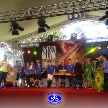 Alunos do 3º ano na 25ª Feira do Livro de Cruz Alta 