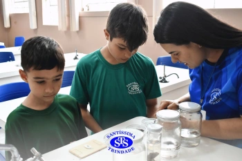 Alunos observam animais e suas características no Laboratório de Ciências