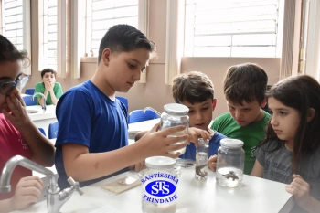 Alunos observam animais e suas características no Laboratório de Ciências