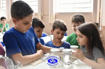 Alunos observam animais e suas características no Laboratório de Ciências