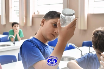 Alunos observam animais e suas características no Laboratório de Ciências